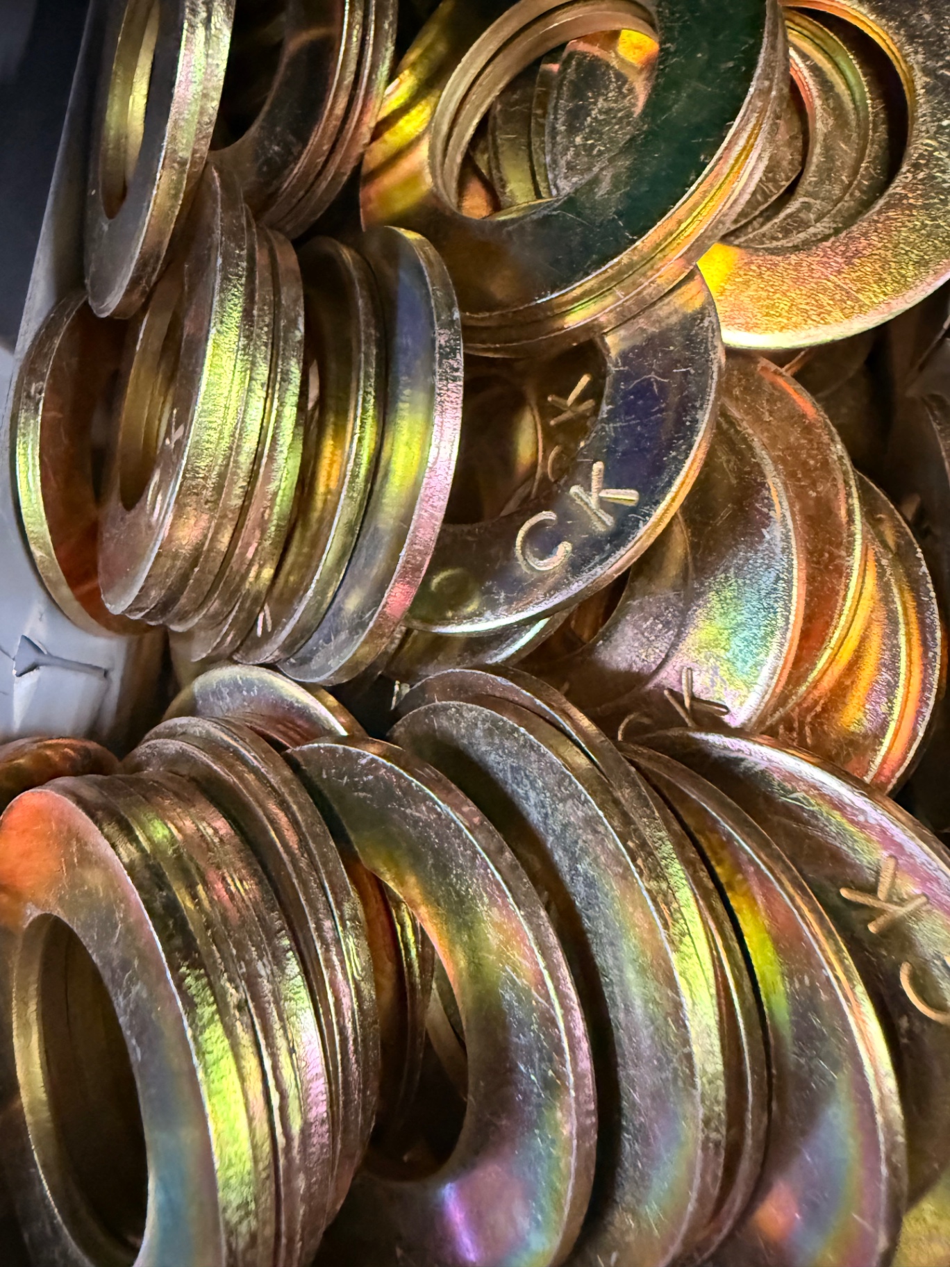 Yellow-zinc flat washers — bulk bin